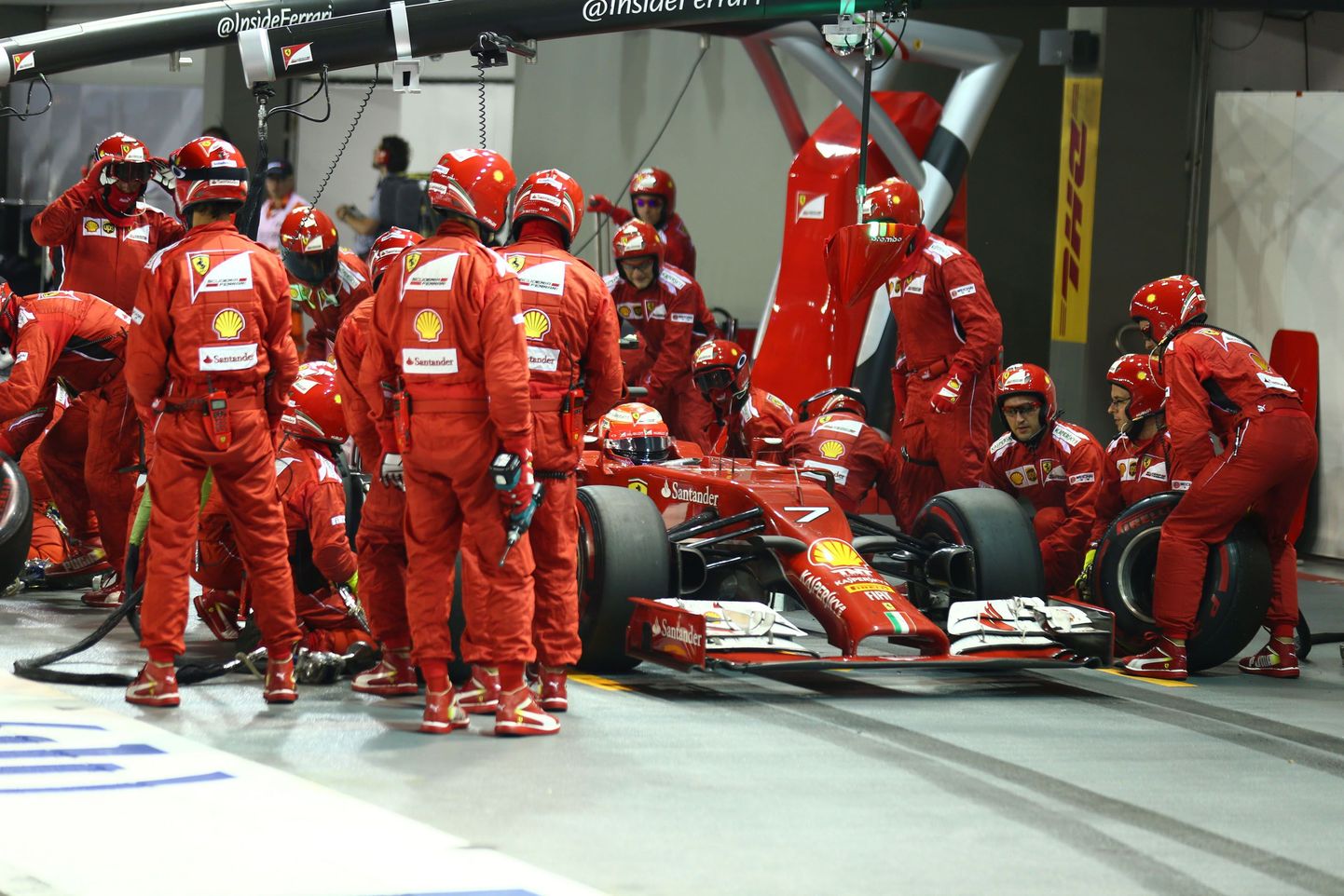 Ferrari meeskonna auto ja mehaanikud.