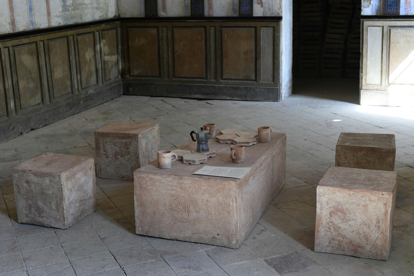 Merdacottast valmistatud keraamika ja mööbel näitusel Castelbosco lossis.