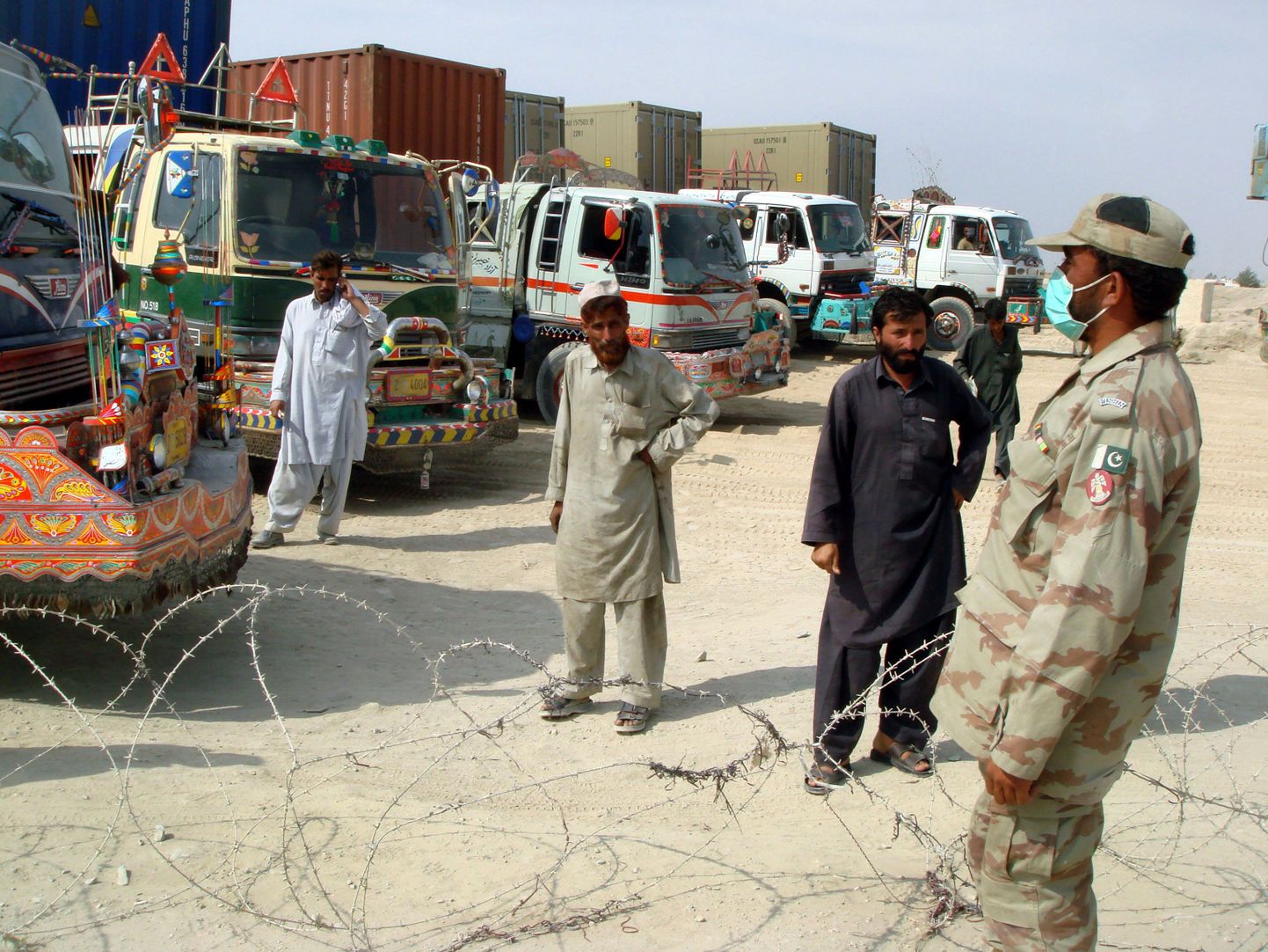 Afgaanid seisavad NATO-le varustust vedavate veokite ees Chamani piiripunktil.
