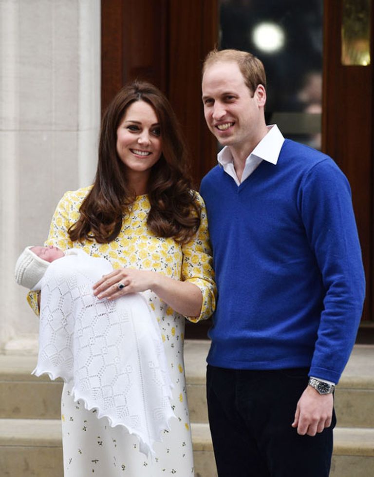 Кейт и Уильям с новорожденной принцессой Шарлоттой. 