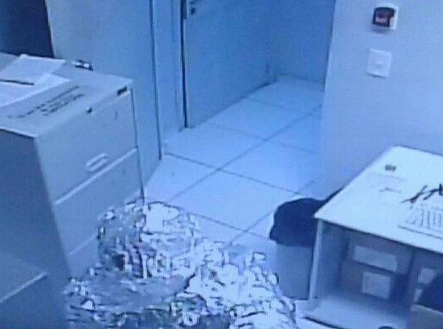 Brasiilia politsei avaldatud turvakaamera salvestise kaader fooliumis pangaröövlist