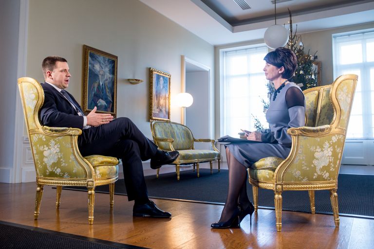 Премьер-министр Юри Ратас подводит итоги года в интервью Rus.Postimees/ фото: Erik Prozes/ одежда ведущей: Diana Denissova Fashion Studio