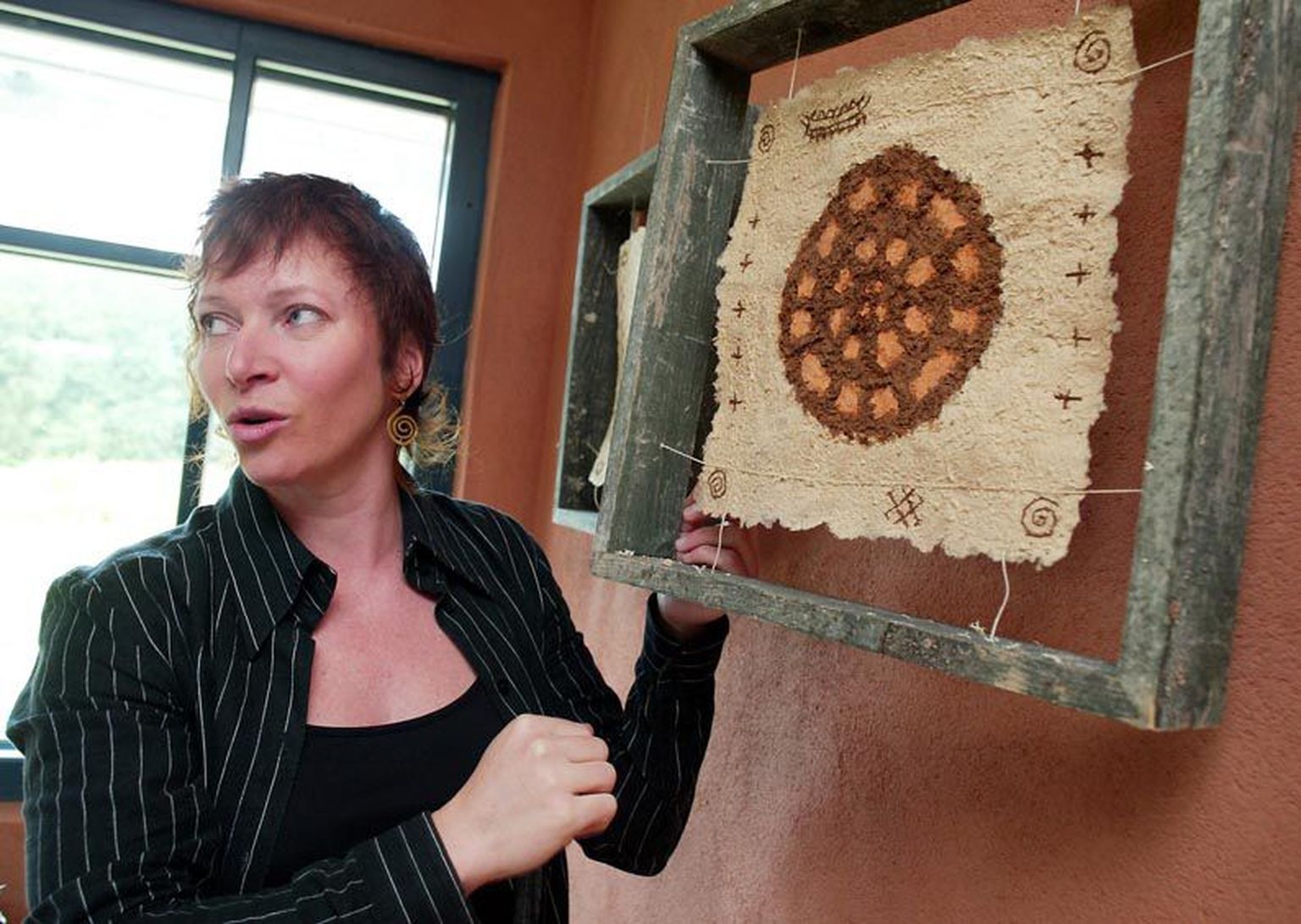 Sellel Helle Väärsi seenepildil annab beeži värvi kännupess, tumepruuni jänesvaabik ja oranži punaboorik.