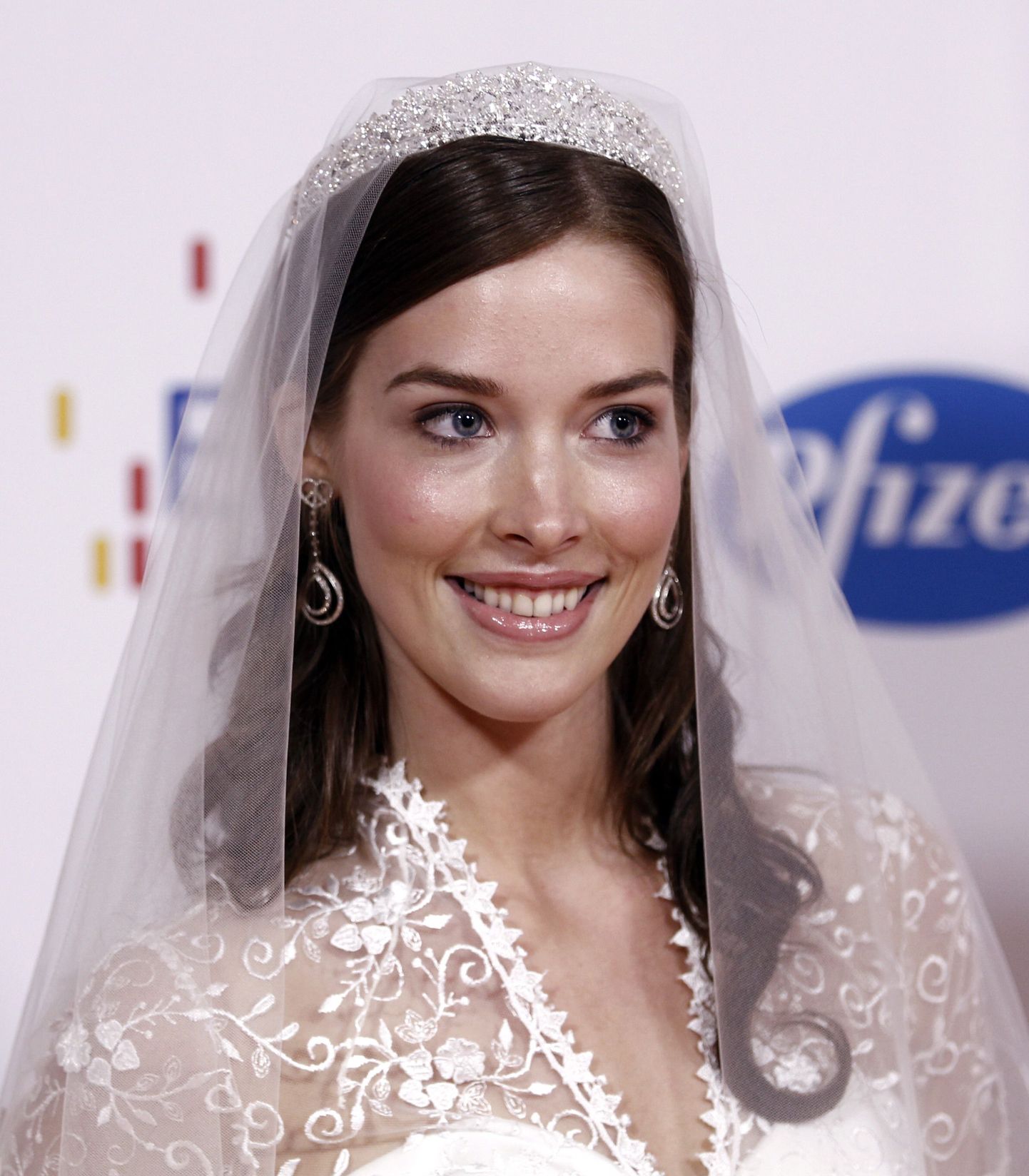 USA modell esitlemas pruutkleiti, mis on valmistatud Kate Middletoni laulatuskleidi eeskujul