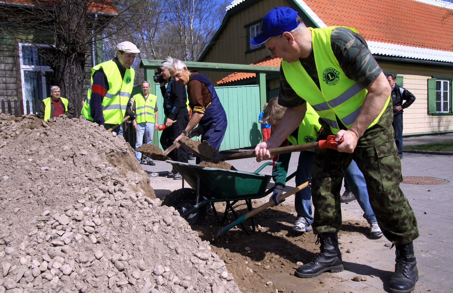 Pärnu ja Paikuse Lions Clubi leod alustasid Vana-Pärnu kultuurikeskuse juures kruusa kärutamist juba "Teeme ära" talgupäeval.