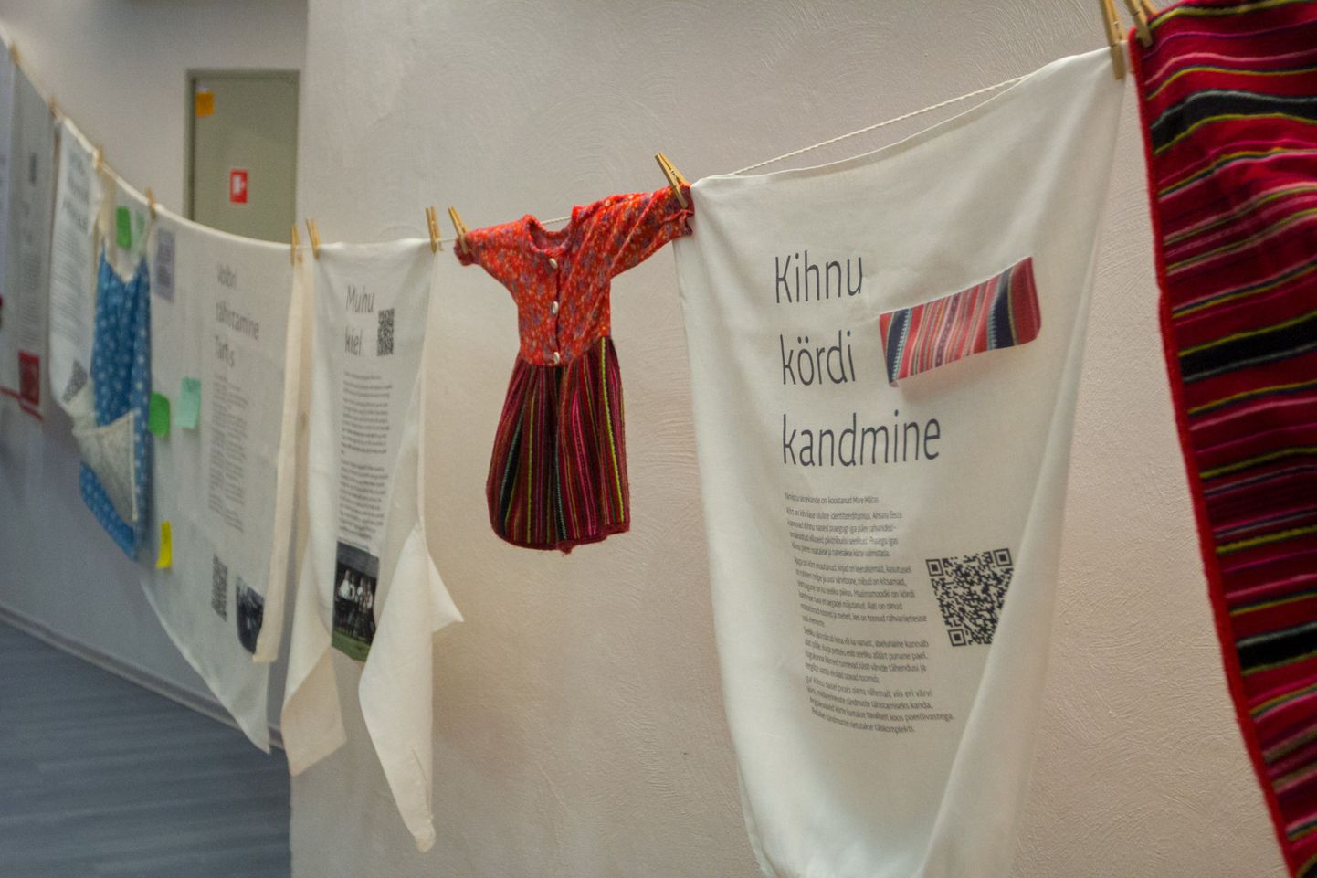 Näitus tutvustab kombeid ja tavasid, mis kantud Eesti vaimse kultuuripärandi nimistusse. Pesunöörile riputatud pesul on tekst kümne kultuurinähtuse kohta.