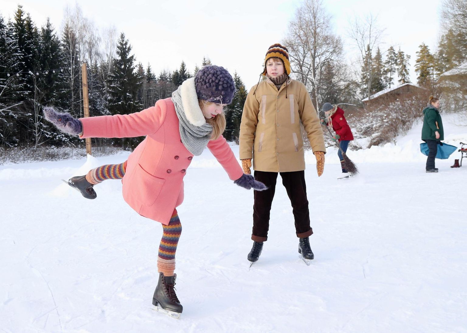 Kaader filmist: Eia ja Ats uisuväljakul