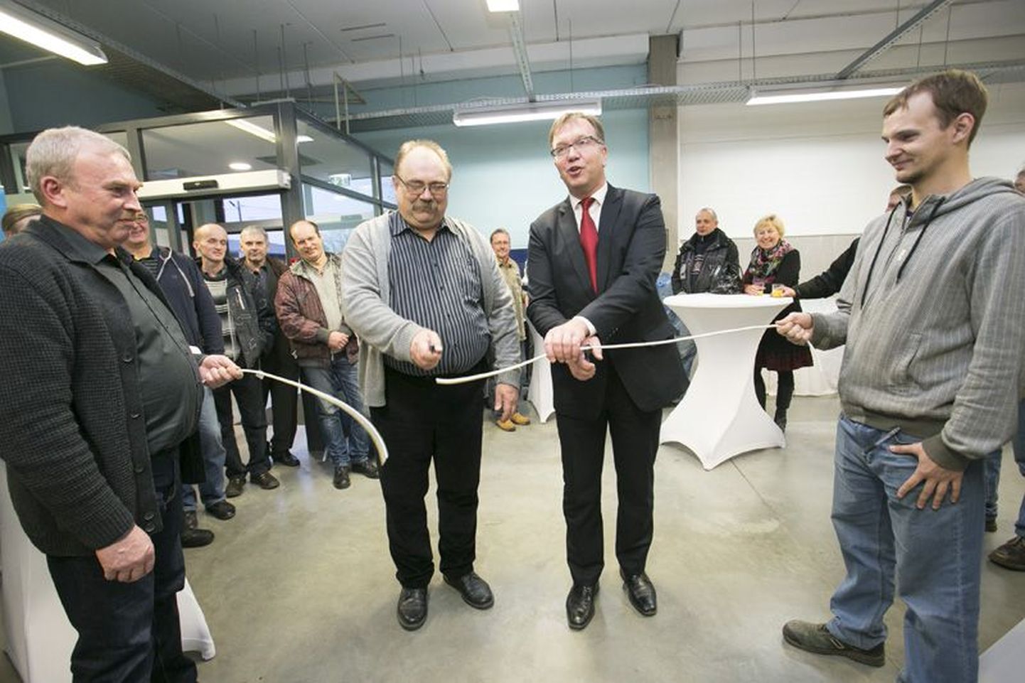 Rakvere esinduse juhataja Urmas Kübarsepp (vasakul) ja SLO Balti regiooni direktor Heiki Liiser kuulutavad uue kaupluse pidulikult avatuks peale juhtme tangidega läbilõikamist.