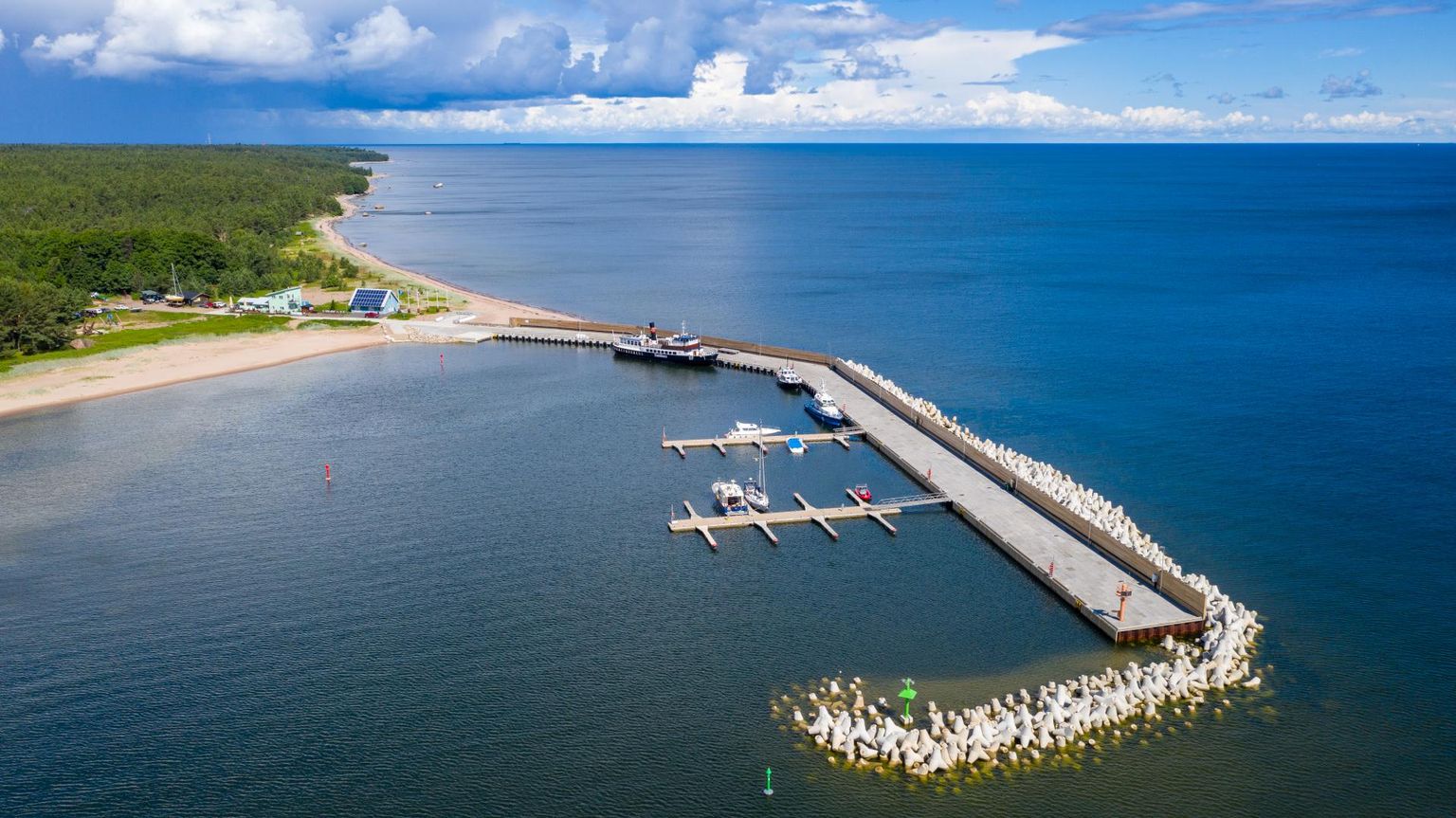 Uuendatud Naissaare sadam. Esiplaanil uus lainemurdja, kai ääres reisilaev Katharina.