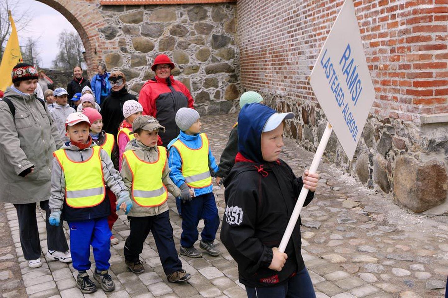 Kolmapäeval kogunesid Viljandimaa lasteaedade kuue- ja seitsmeaastased lapsed Raudna põhikooli spordihoonesse, et pidada suur ühine liikumispäev.