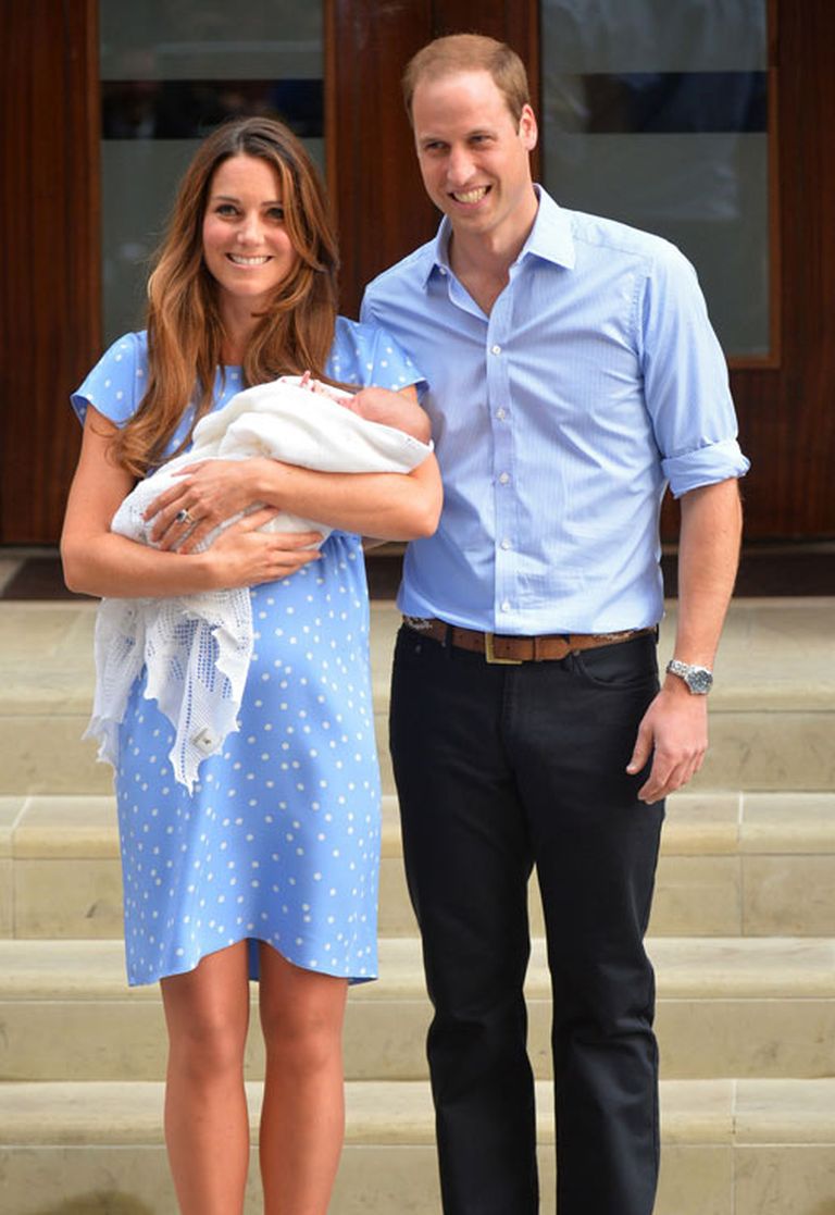 Кейт и Уильям новорожденным принцем Джорджем. 
