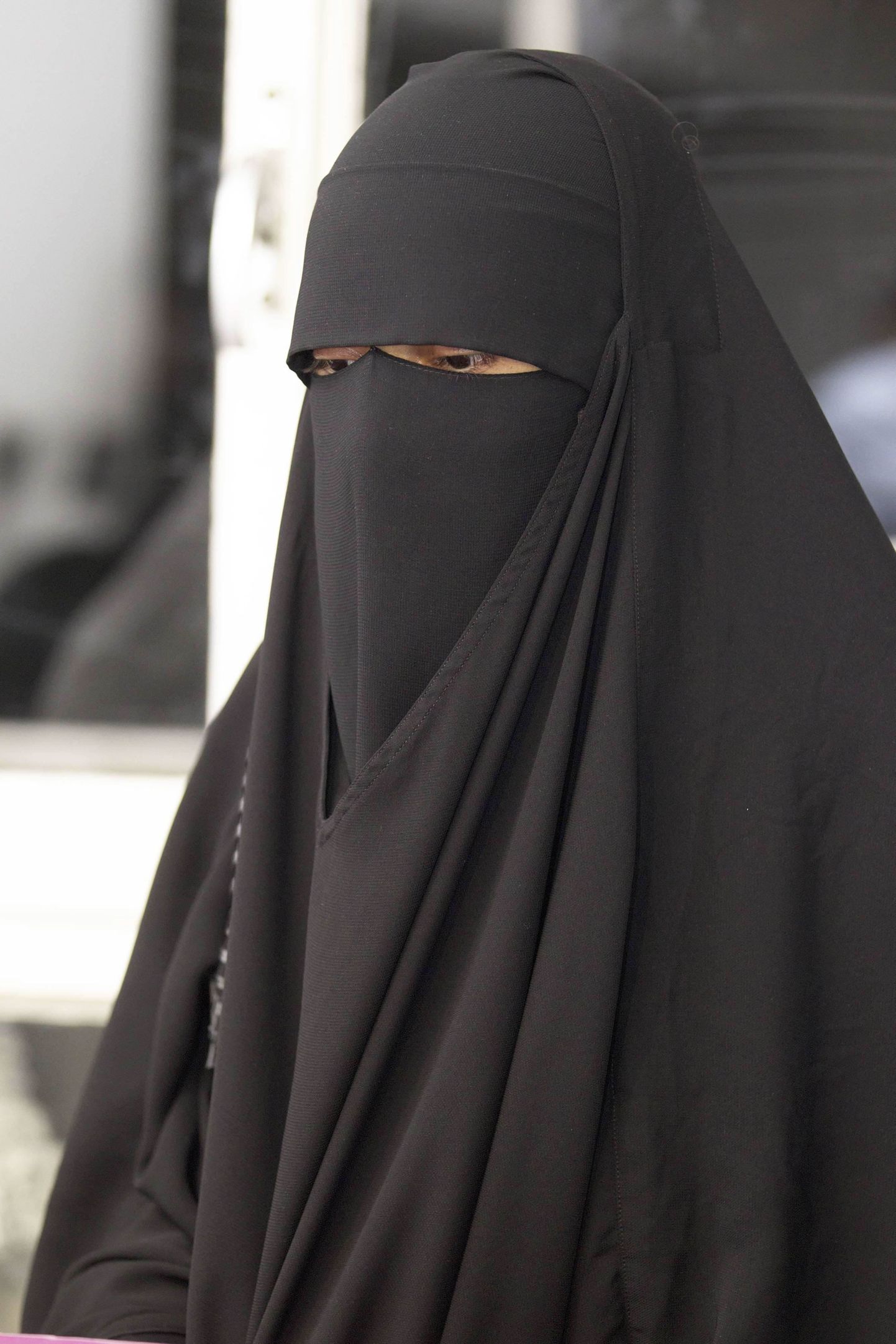 Naist ei lubatud lastevanemate koosolekule, kuna ta kandis niqabi