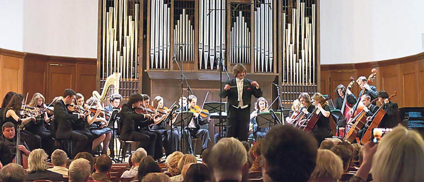 Feliks Korobov dirigeerib orkestrit 2007. aastast.