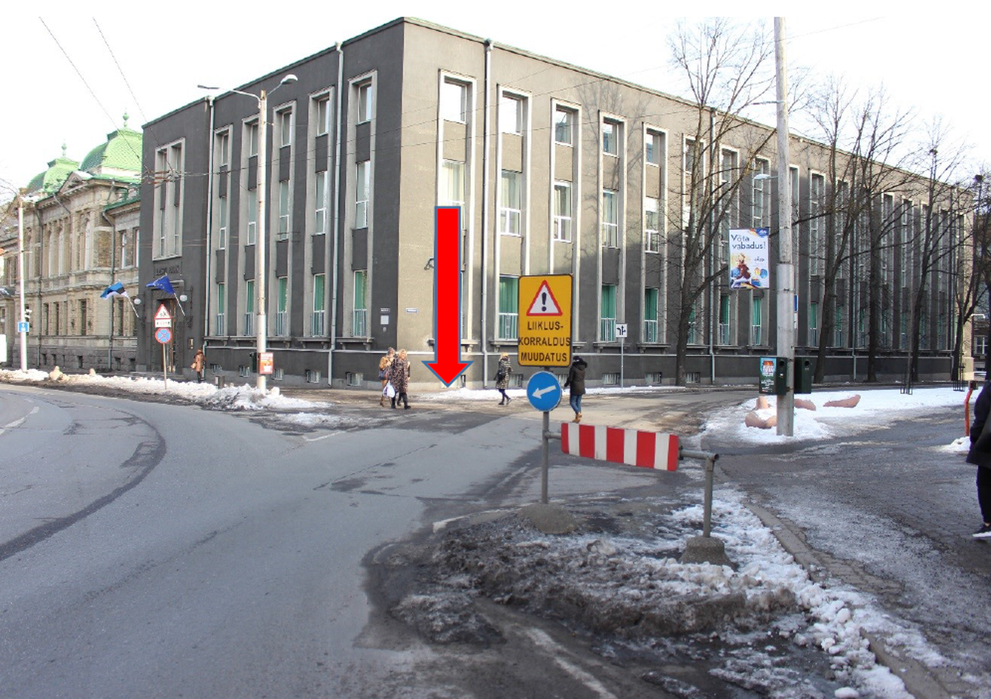 Estonia puiestee ja Kentmanni tänavate ristmik - antud kohas on ohustatud jalakäijad, keda ei taheta lasta autojuhtide poolt üle tee.