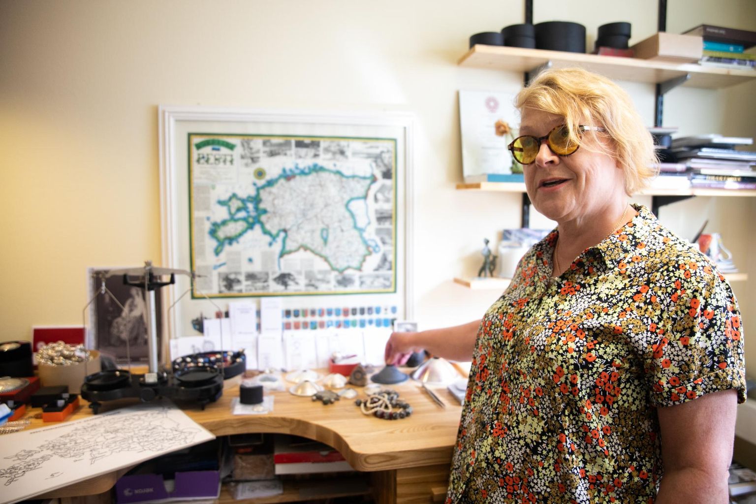 Ehtekunstnik Keiu Kullest paeluvad rahvarõivaste juurde käivad ehted.