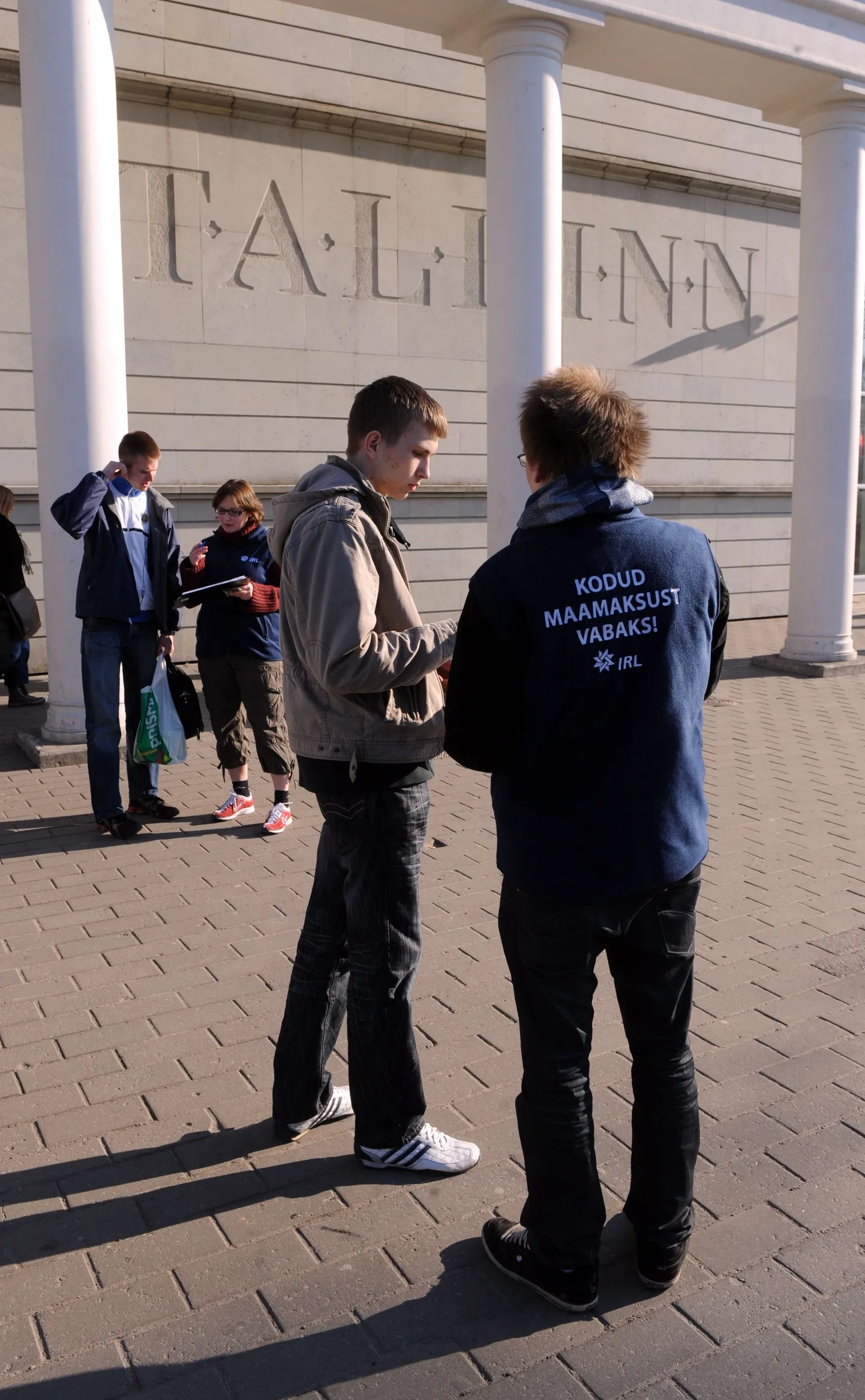 IRL kogub juba mitmendat nädalat Tallinna kaubanduskeskuste ees allkirju maamaksu vabastuse toetuseks. Pildil annab partei noorliikmele Kristjan Kaldmäele oma toetusallkirja Mihhail Kukšinov. IRL oli eilseks kogunud üle 5000 allkirja.