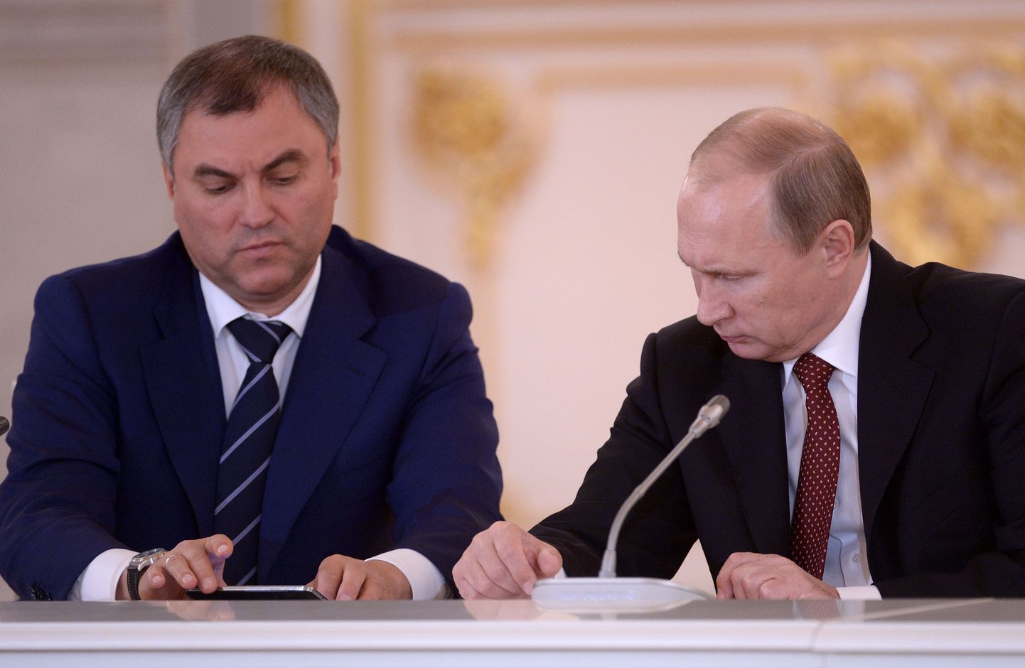 Vene president Vladimir Putin ja riigipea administratsiooni ülema esimene asetäitja Vjatšeslav Volodin (vasakul).