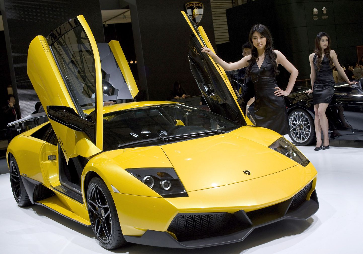 Lamborghini lubab 2015. aastaks hübriidmudelit.