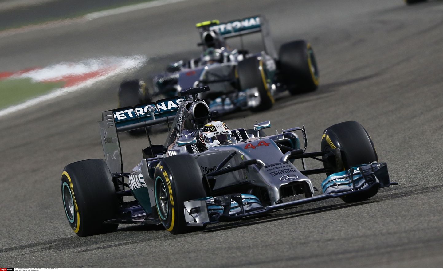 Mercedese sõitjad Lewis Hamilton (esiplaanil) ja Nico Rosberg.