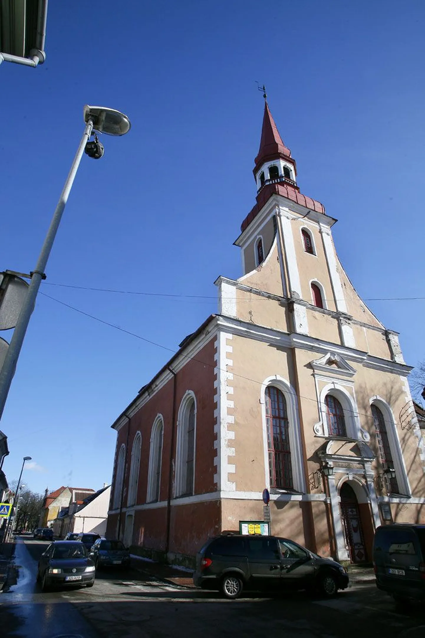 Pärnu Eliisabeti kirik pakub teelisele peavarju hostelis.