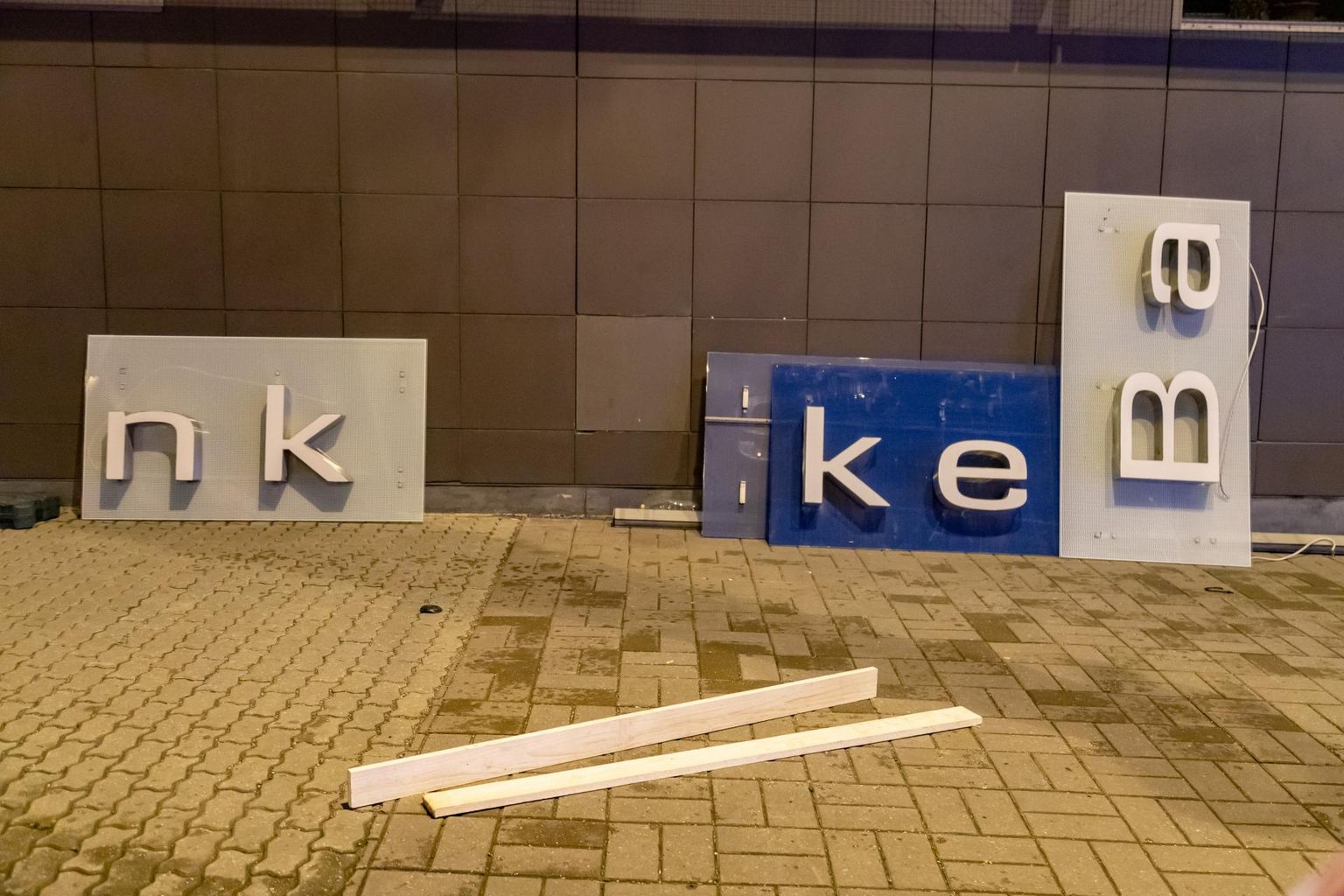 Danske Banki sildi eemaldamine pangahoonelt.