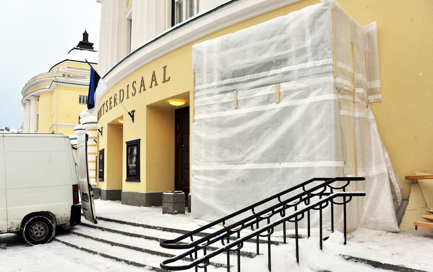 Ajutine pangaautomaat Estonia teatri küljes eile enam kroone ei väljastanud.