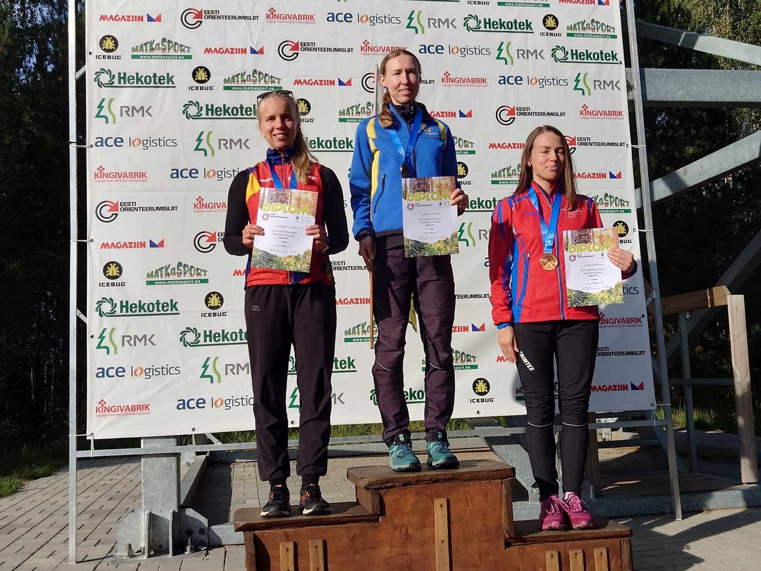Naistest tõusid poodiumile Annika Rihma (kõrgeimal astmel), Margret Zimmermann ja Kadri Kadakas.