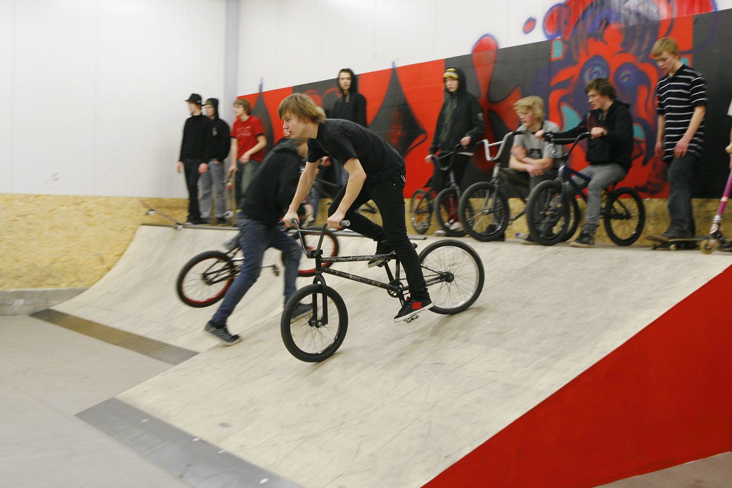 Viljandimaa noortekeskuse ekstreemspordihallis käib oma hobiga tegelemas umbes nelikümmend poissi ja noormeest.