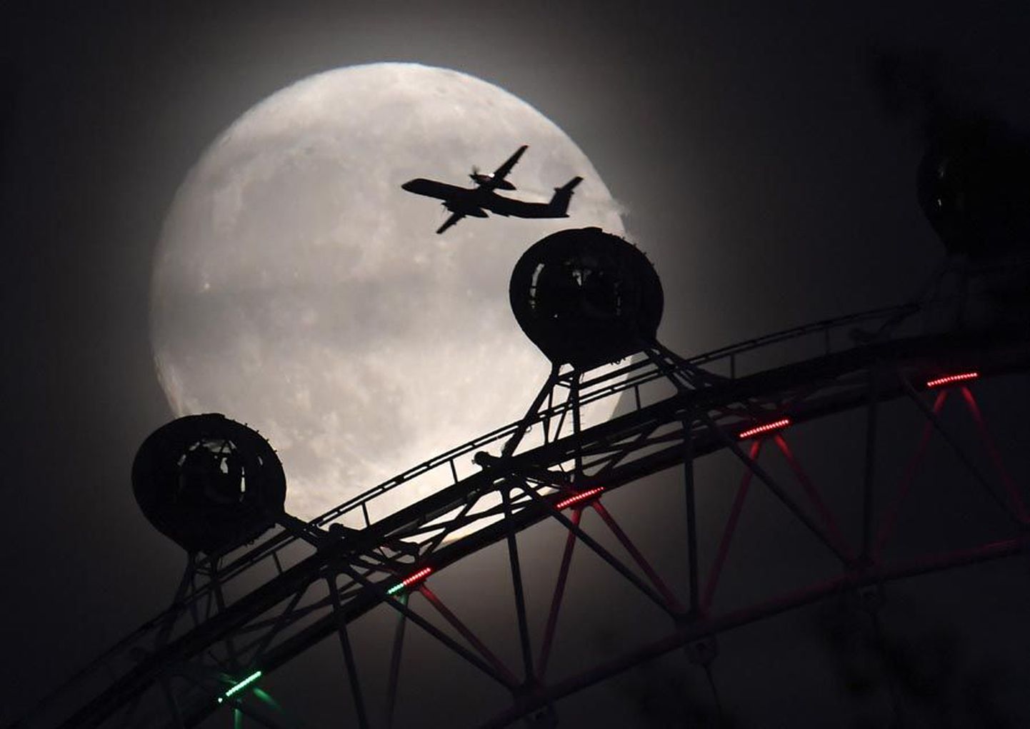 Sellisena jäi superkuu fotokaamera ette Londoni vaateratta ja lennuki taustal üleeile ehk üks öö enne kulminatsiooni.