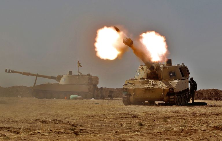 Iraagi relvajõudude liikurhaubits M109 terroriorganisatsiooni Islamiriik vastu tegutsemas / Scanpix