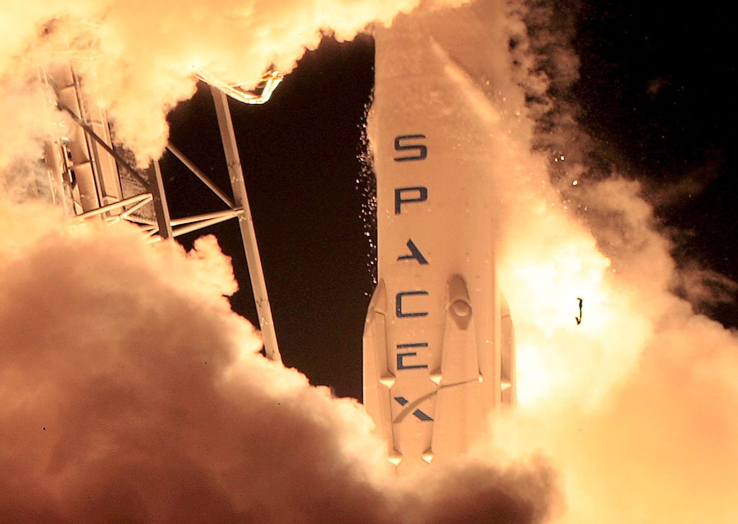 USA kosmosetehnoloogiafirma SpaceX kanderakett Falcon 9.