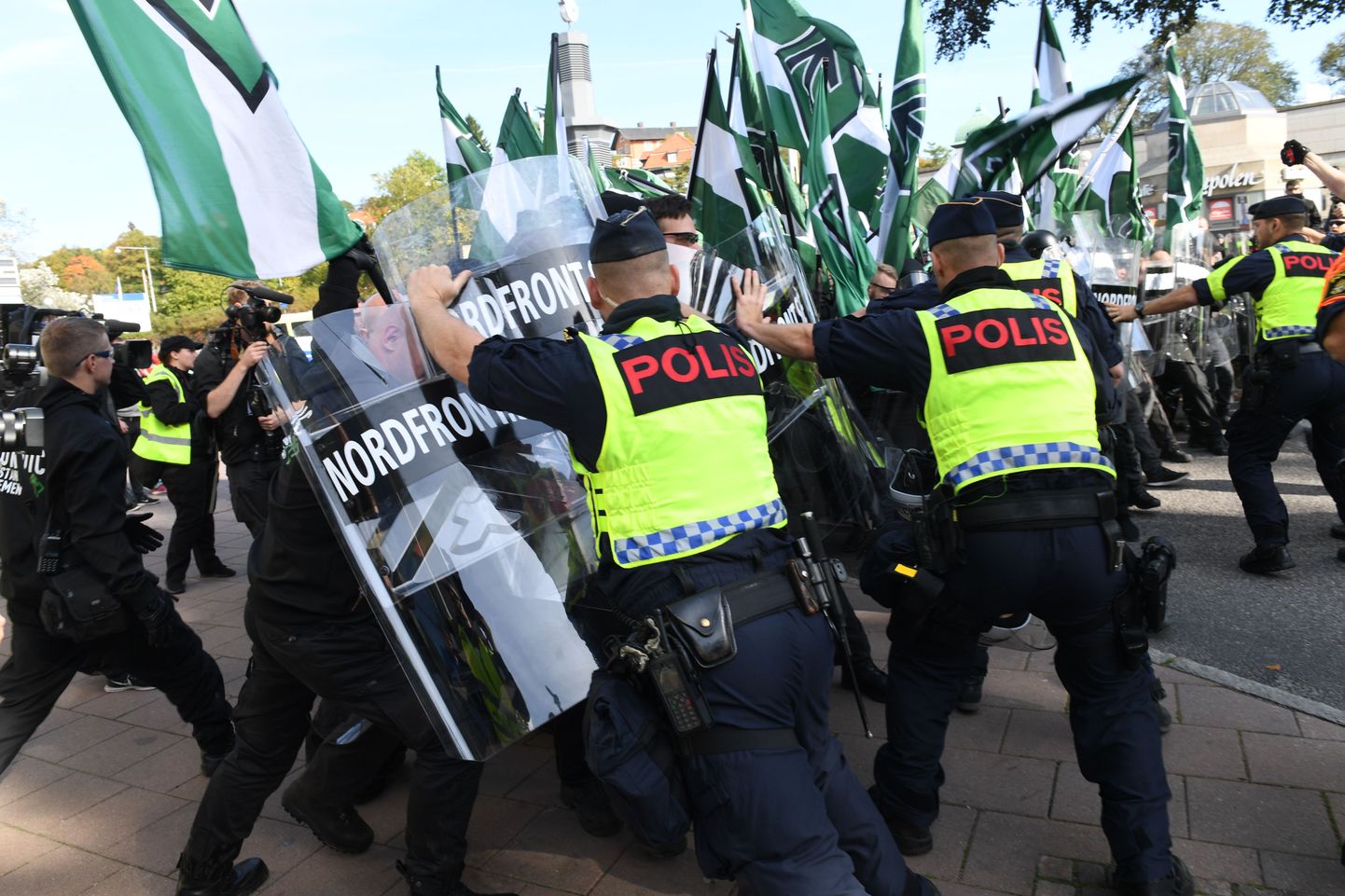 Märulipolitseinikud takistasid Göteborgis toimunud paremusäärmuslaste marssi.