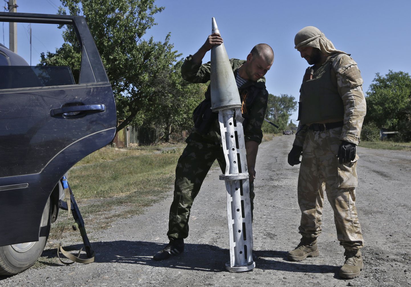 Terroristid uurivad raketi jäänuseid Ida-Ukrainas Hrabskes.