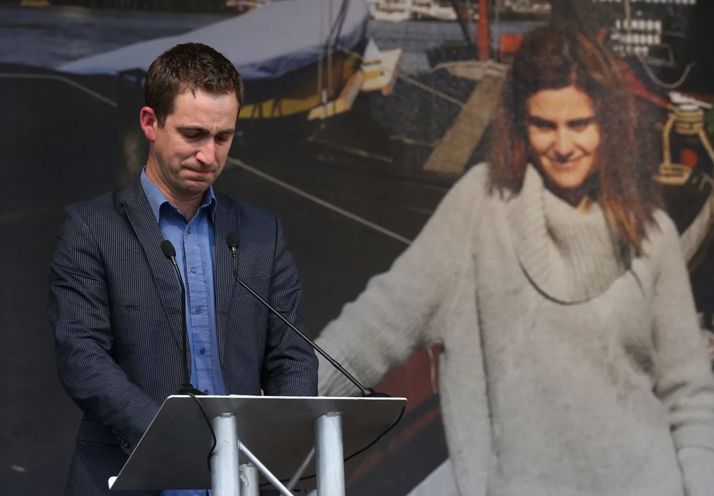 Paremäärmuslase käe läbi hukkunud Briti parlamendisaadiku Jo Coxi abikaasa Brendan Cox oma naise matustel.