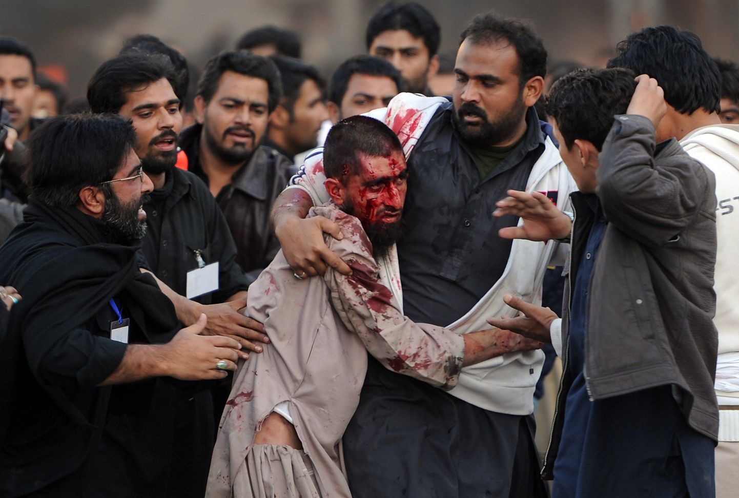 Rawalpindi šiidid abistavad viga saanud sunniiti.