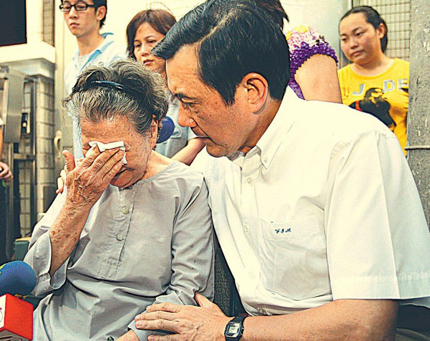 Taiwani president Ma Ying-jeou lohutamas päästeoperatsioonil hukkunud piloodi ema.