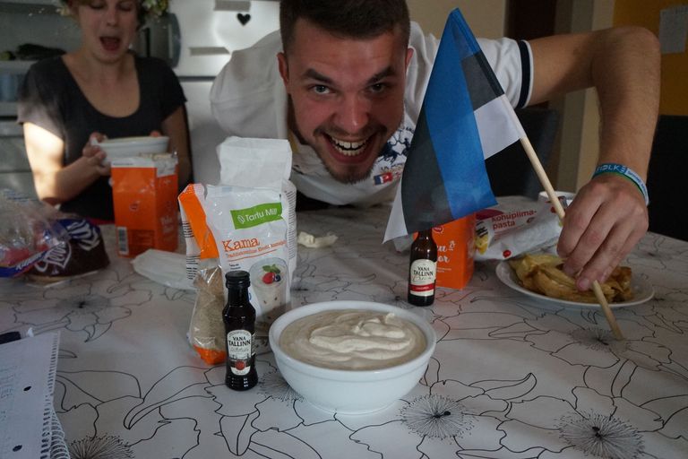 Saabunud Tallinnasse, tuli projektis osalejatel otsida Eesti köögi retsept ja valmistada kultuuriõhtule sobiv toit, Cristofer Rybner Argentinast pakkus kamavahtu Vana Tallinna lisandiga.