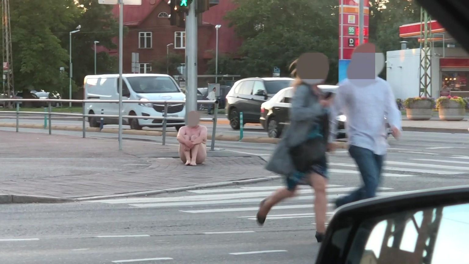 Pühapäeva õhtul tekitas Kristiine ristmikul elevust alasti mees.