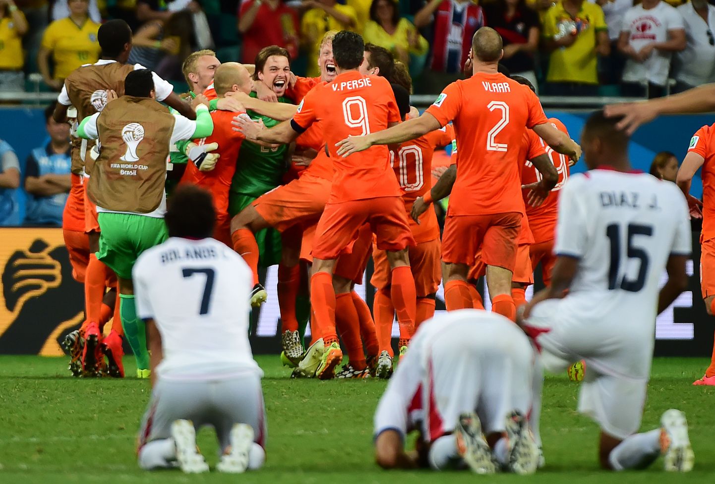 Hollandi mängijad õnnitlevad penaltiseerias Costa Rica vastu kangelaseks kerkinud väravavahti Tim Kruli (keskel rohelises).