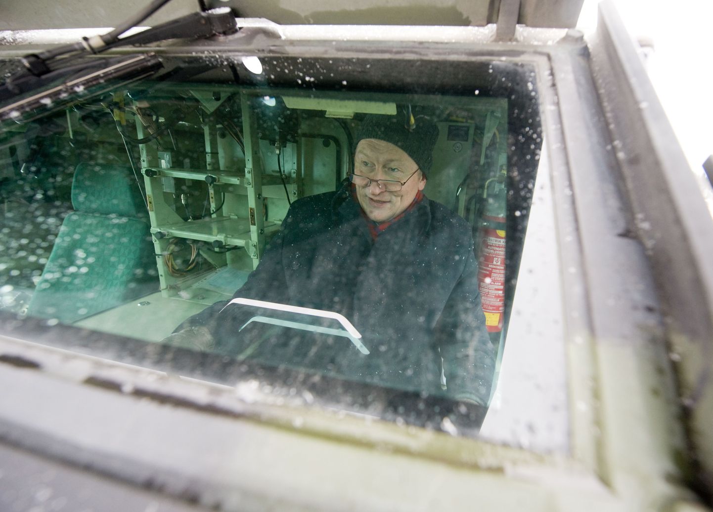 Министр обороны Яак Аавиксоо за рулем нового бронетранспортера Sisu XA, недавно поступившего в Силы Обороны.