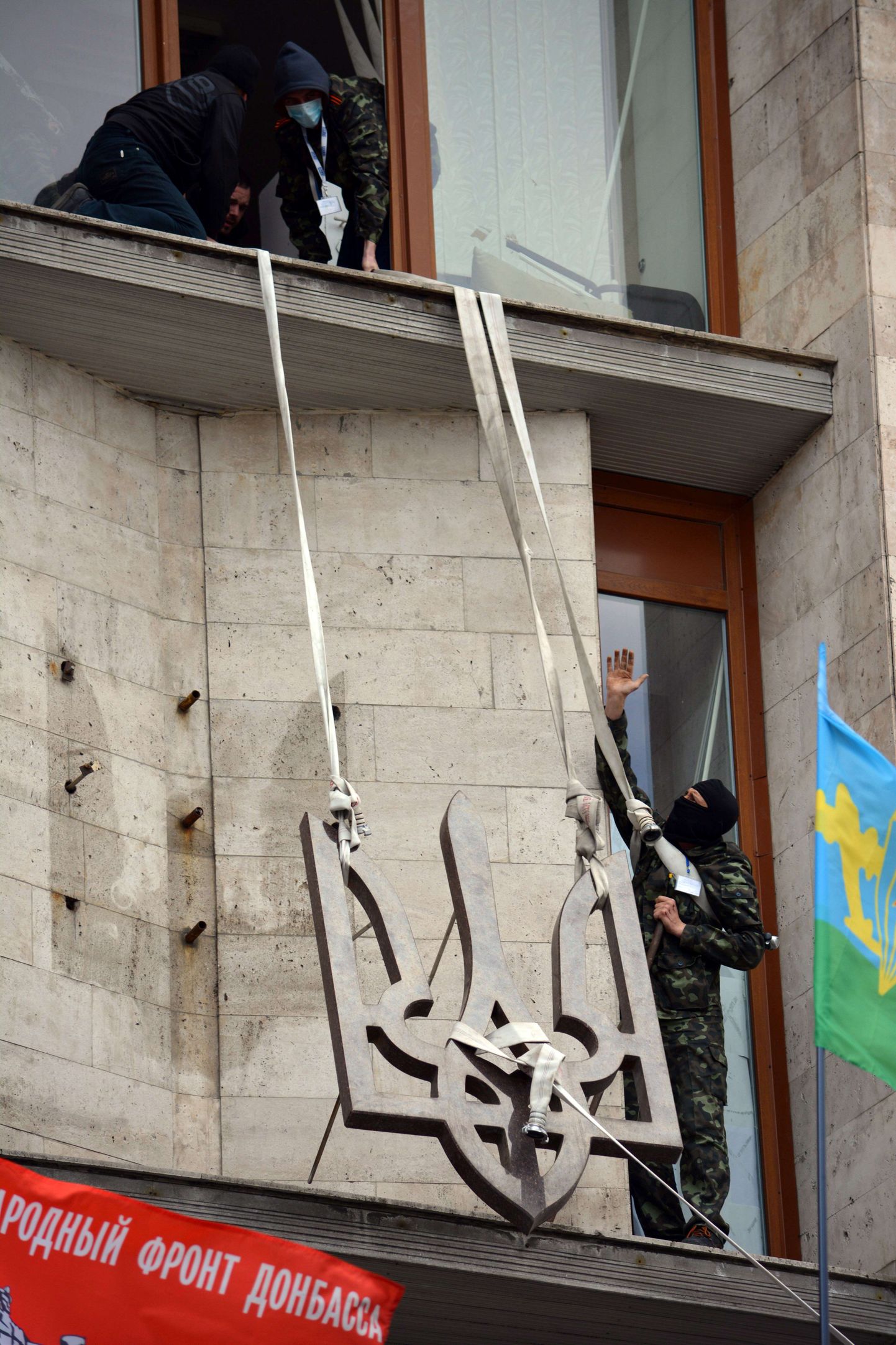 Venemeelsed aktivistid võtsid eile Donetskis ametihoonelt maha Ukraina vapi.