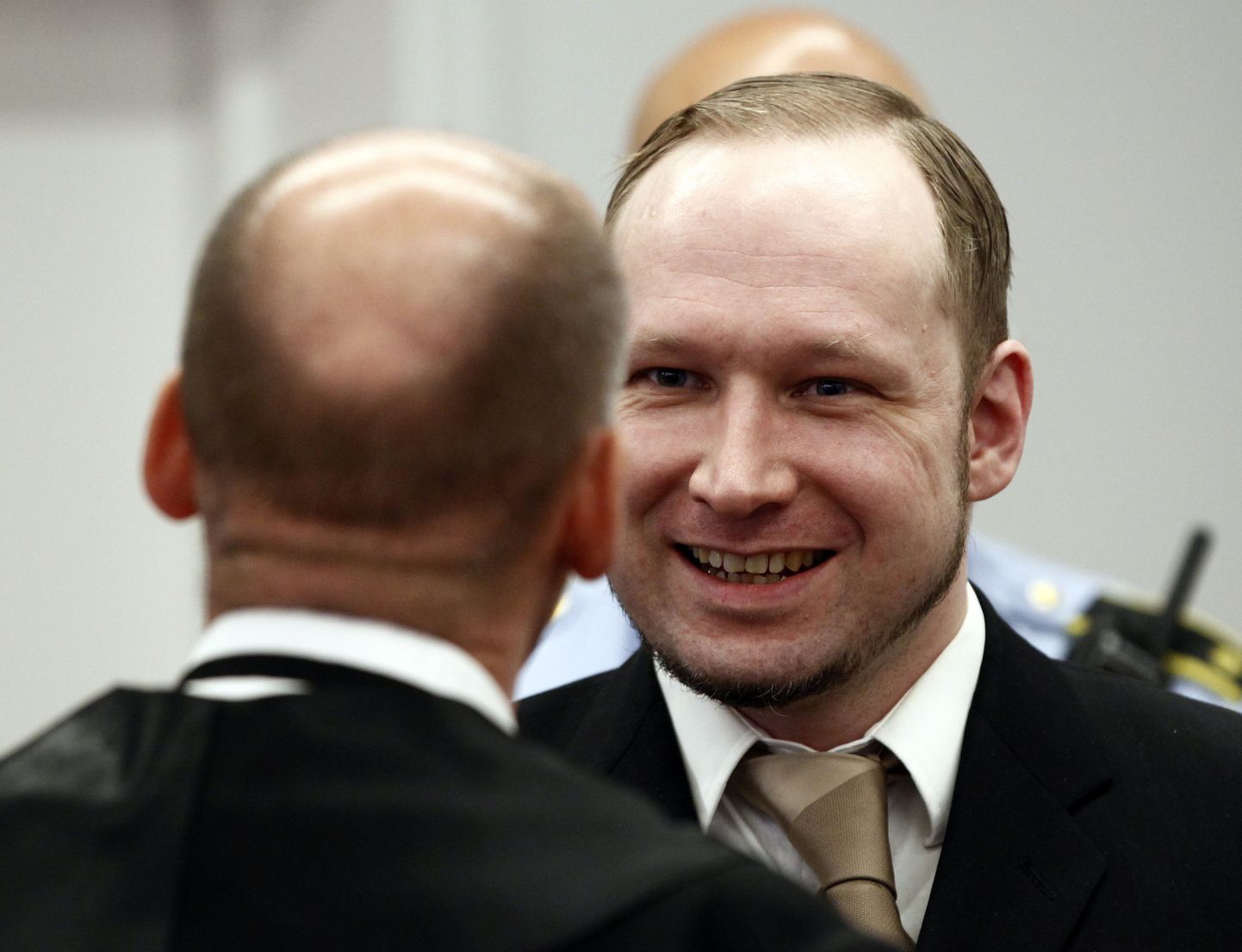 Anders Behring Breivik rääkimas oma advokaadi Geir Lippestadiga (seljaga)