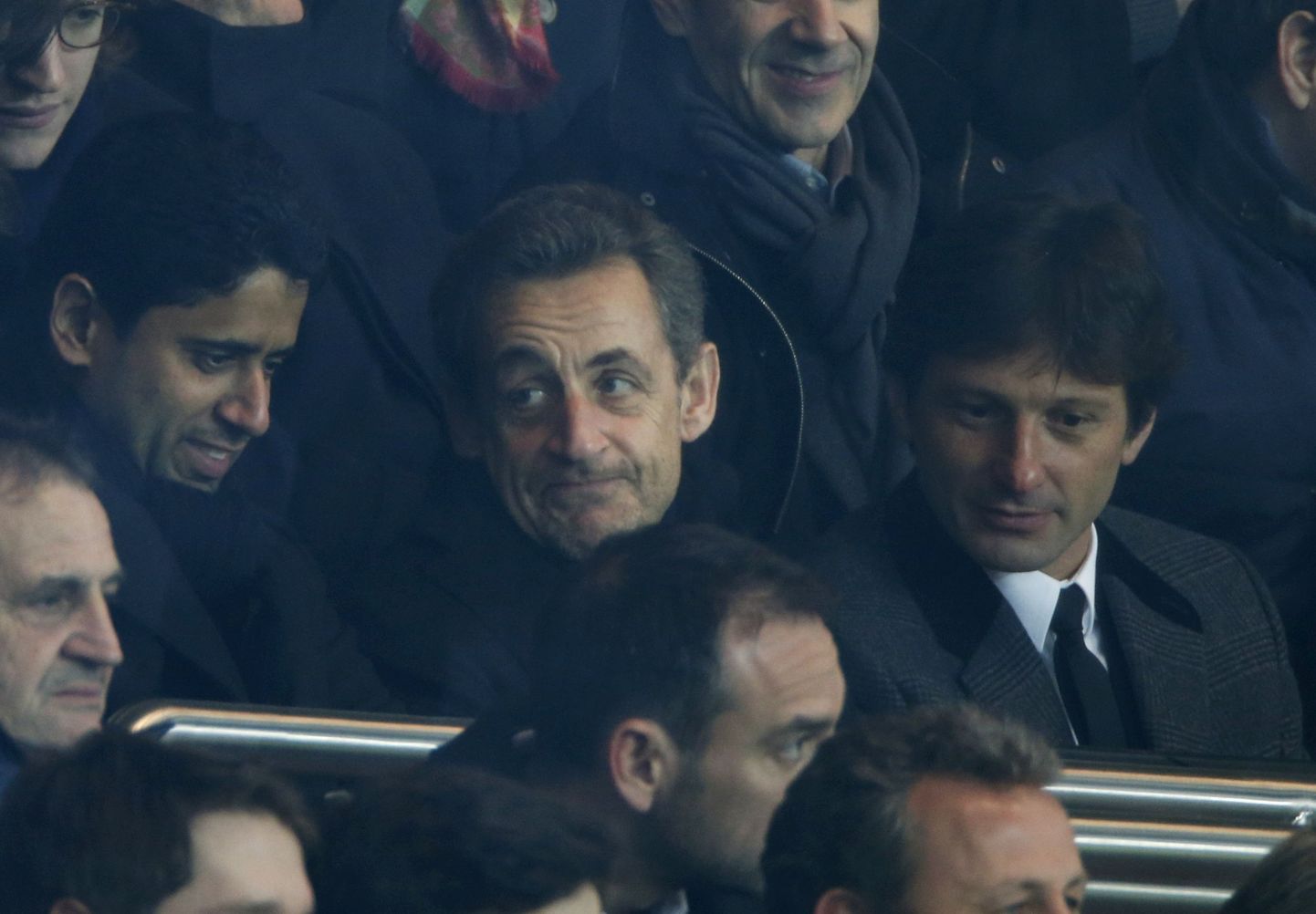 Endine Prantsuse president Nicolas Sarkozy (keskel) veebruaris Pariisis jalgpallimatši vaatamas.