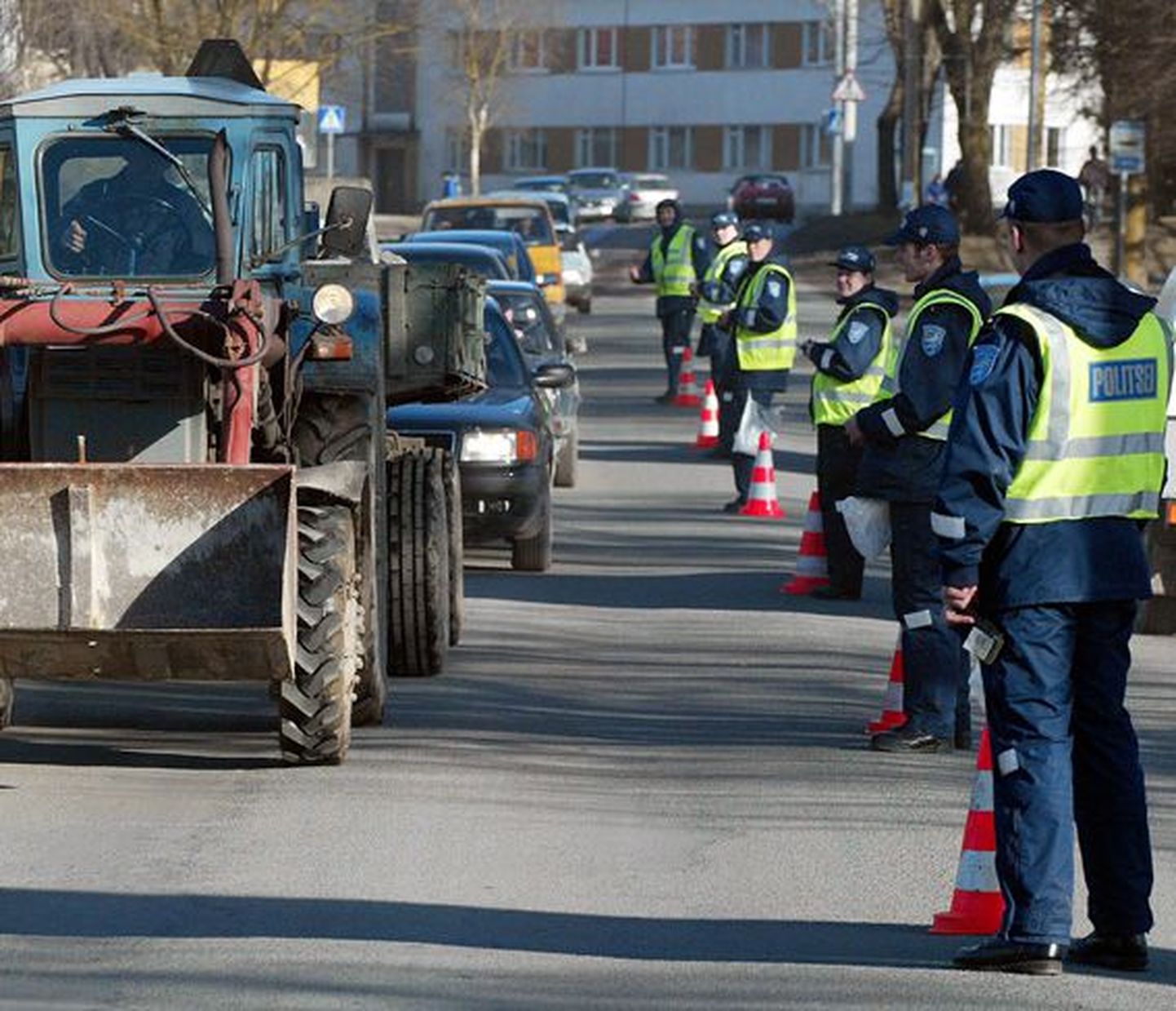 Politseinikud kontrollivad Rakveres Kreutzwaldi tänaval sohvreid.