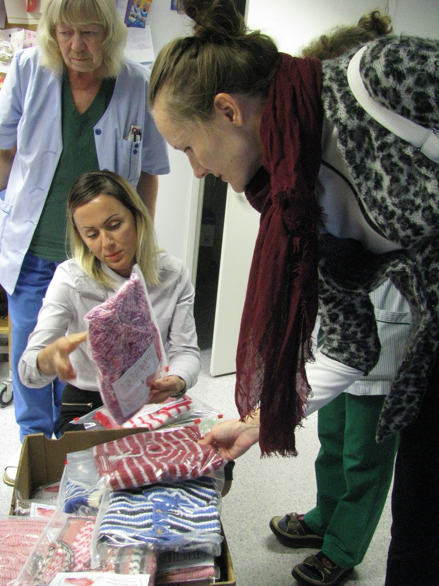Jenny Kruse heategevuspood tõi SA Pärnu haigla naiste- ja lastekliinikusse 80 beebidele mõeldud kingipakki.