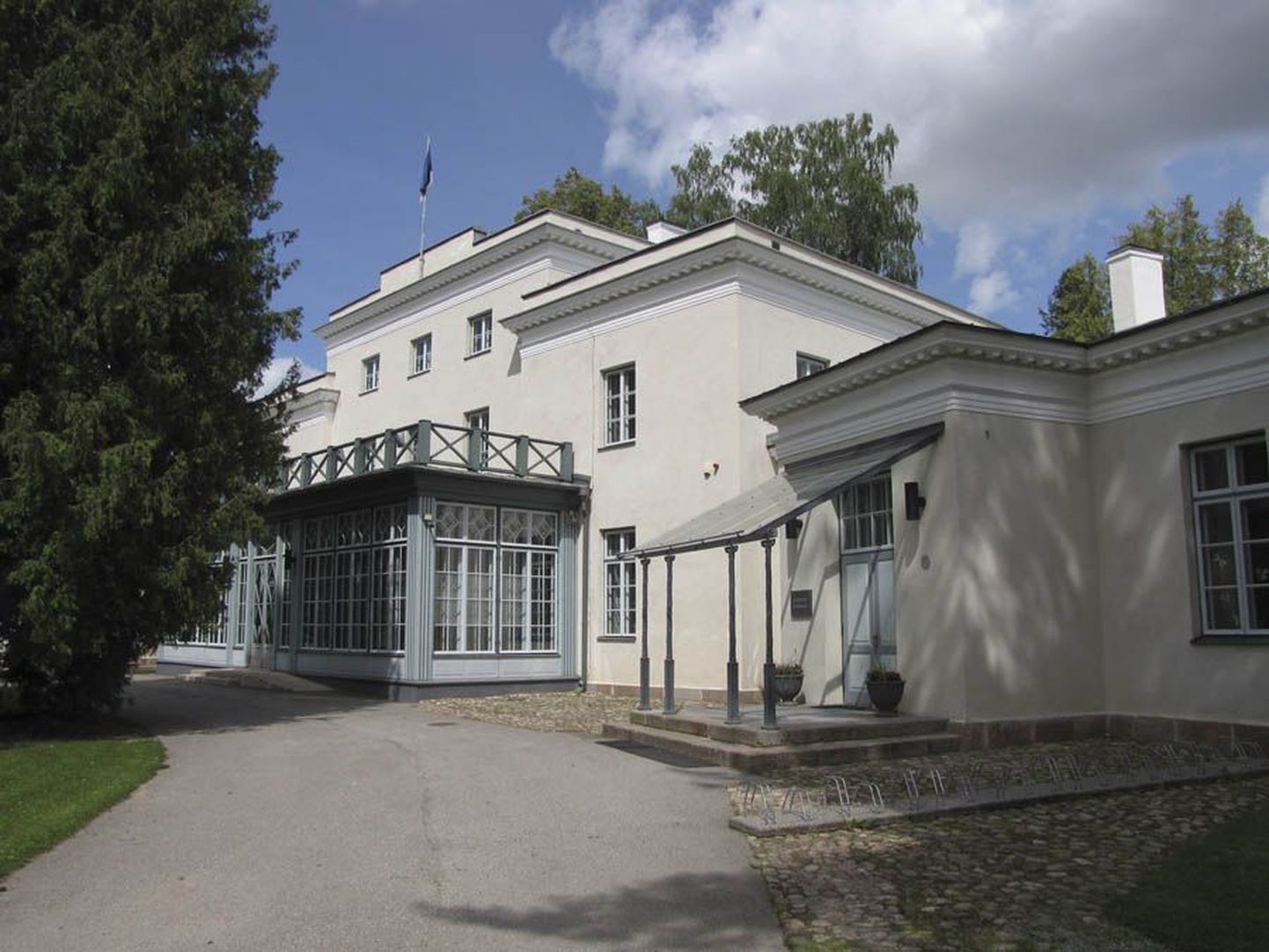 Koolimajana kasutatav Heimtali mõisa peahoone on üks silmapaistvamaid ajaloolisi maju Viljandi lähiümbruses.