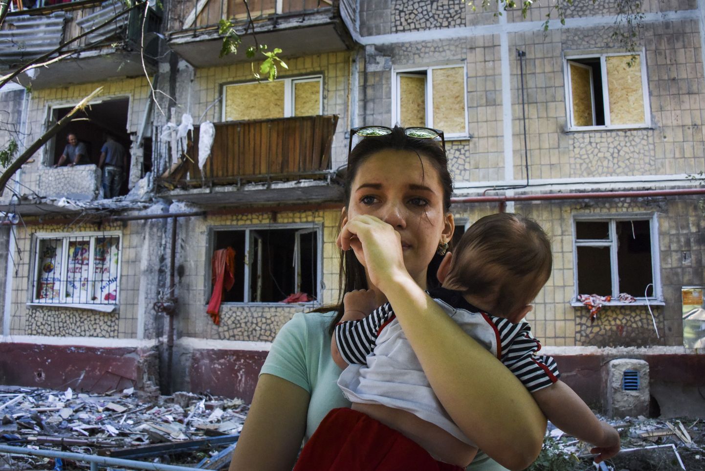 Ukraina naine möödunud nädalal mürsutabamuse saanud maja ees riigi idaosas Horlivkas.
