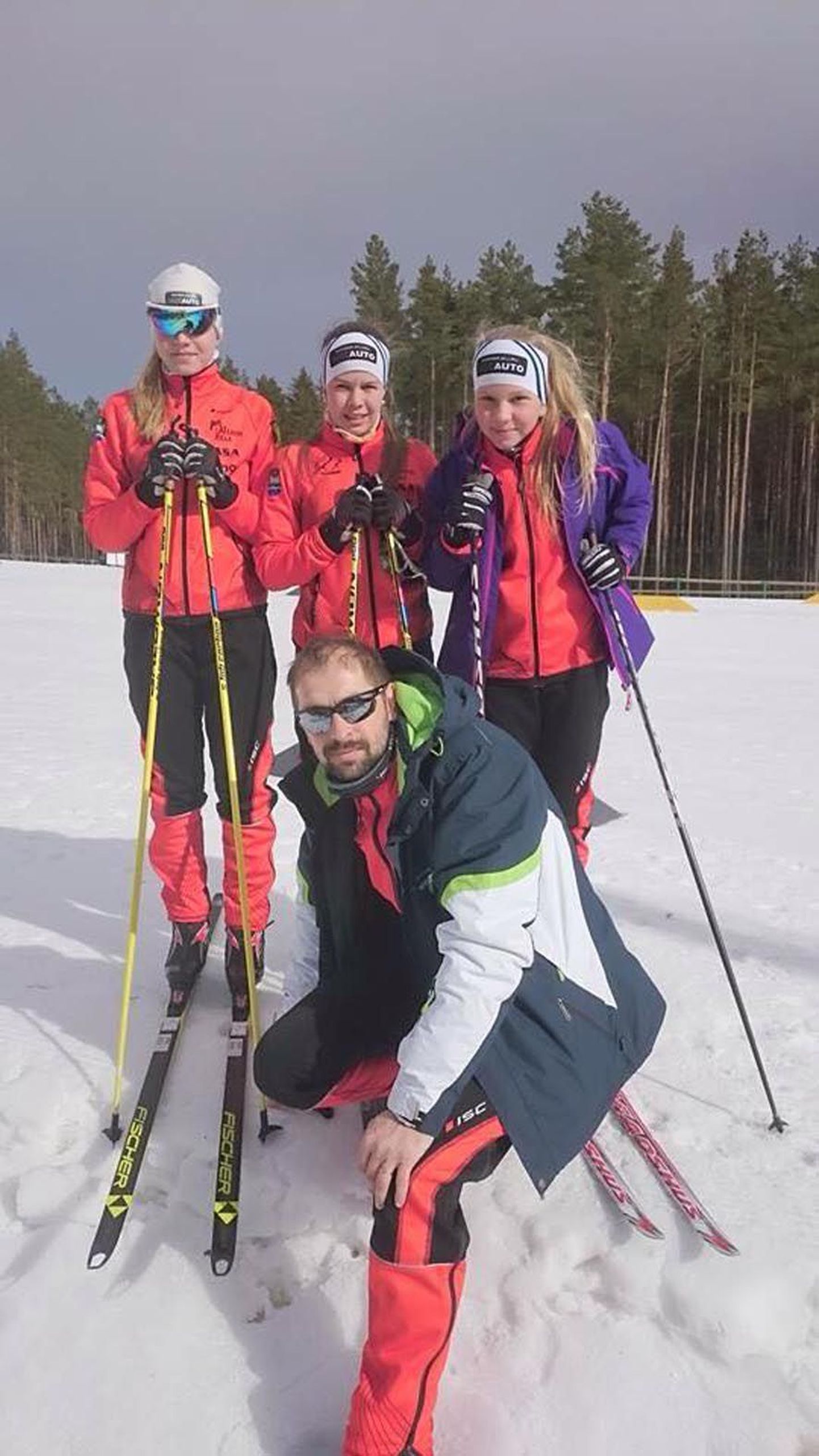 Nii nagu Ambla SK suusatajad, näitasid end nädalavahetusel Jõulumäel olnud võistlustel heast küljest ka RR suusaklubi kasvandikud. Pildil on Anni ja Aiki Jalakas ning Karoliina Tõnisson, ees treener Raido Rohi.