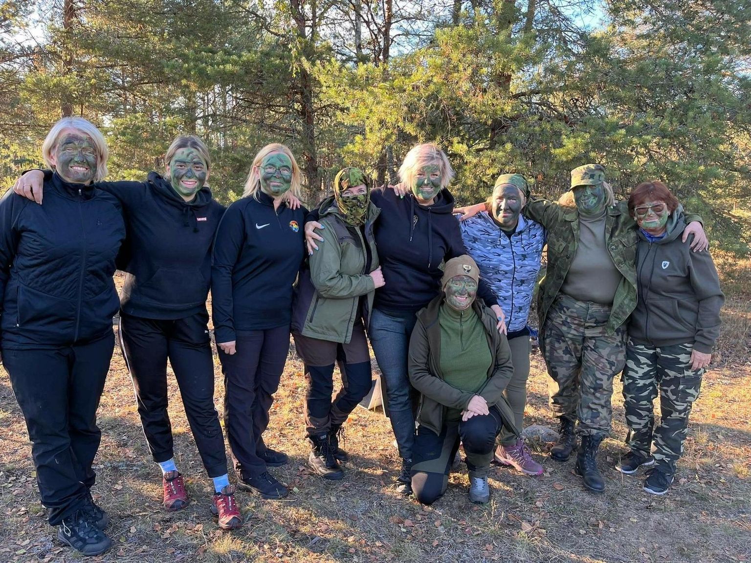 Naiskodukaitsjad said ka maskeerumist harjutada, vasakul saab metsaminekuks sobiva jumestuse Kairit Pihlak. Ei tea, kas see on lihtsam kui igapäevast meiki teha.