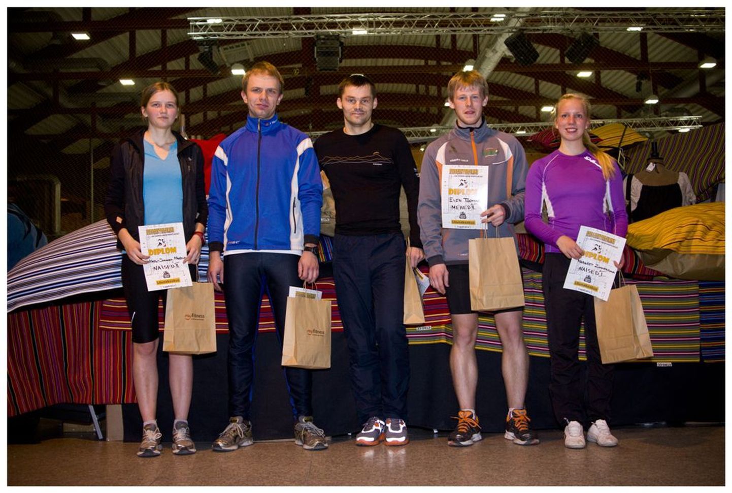 Lõunakeskuses peetud orienteerumisvõistluse parimad (vasakult): Madli-Johanna Maidla, Erik Jaaniso, Rain Eensaar, Even Toomas, Margret Zimmermann.